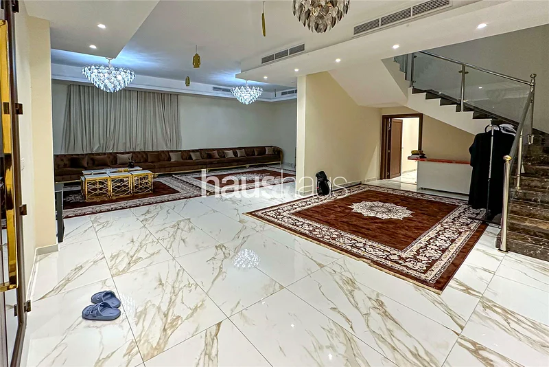 فيلا واسعة مكونة من 6 غرف نوم | ديكورات عصرية | خاصة63725654222721112
