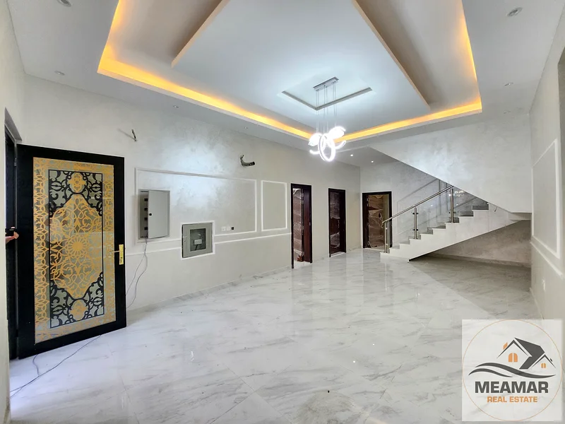 For sale, a luxurious villa in Al Helio, Ajman, 5 master bedrooms, a living room, and a hall, located in a strategic location near Mohammed bin Zayed63906384341890113