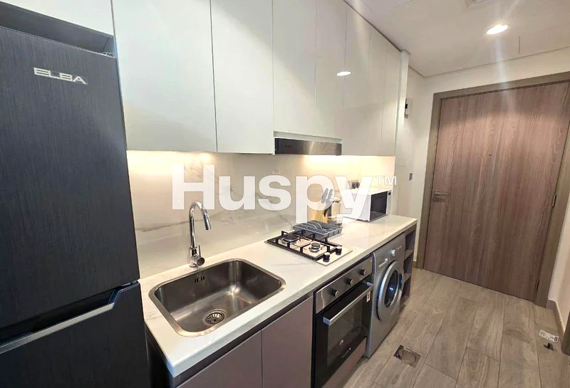 منظر على المسبح | طابق عالٍ | شاغر63976249632770112