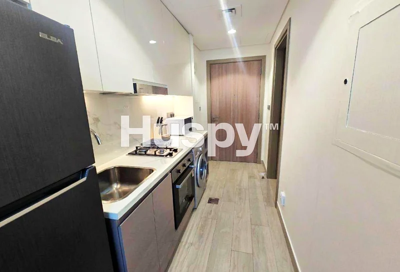 منظر على المسبح | طابق عالٍ | شاغر63976249632770111