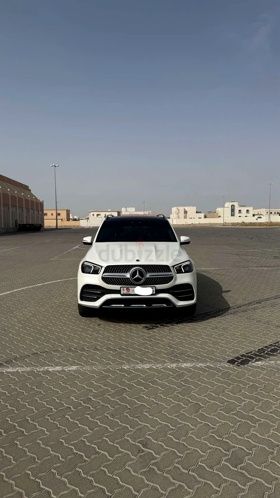 مرسيدس بنز GLE 450 من عام 2022 | أبيض لؤلؤي | مقصورة بنية فاخرة | 170,000 درهمًا63613462565633111