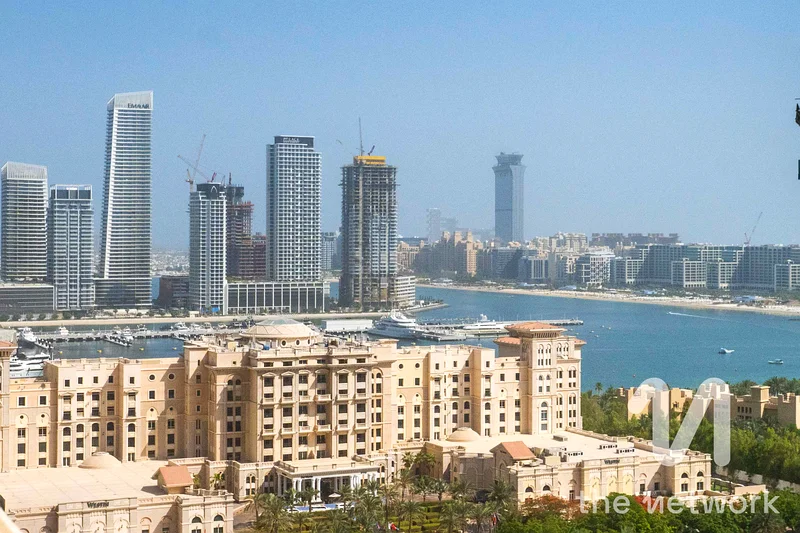 موقع متميز | مُحدّث بالكامل | إطلالة على البحر64037542884097110