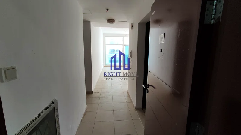 شقة واسعة كبيرة الحجم مكونة من غرفتي نوم وصالة مع حمامات داخلية في كلا الغرفة الرئيسية، وموقف سيارات وغرفة غسيل للبيع63866941561090113