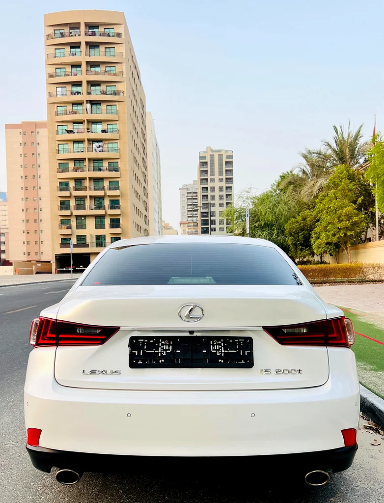 LEXUS IS 200t 2016 MODEL WHITE GCC SPECS original km original paint63612074508035113