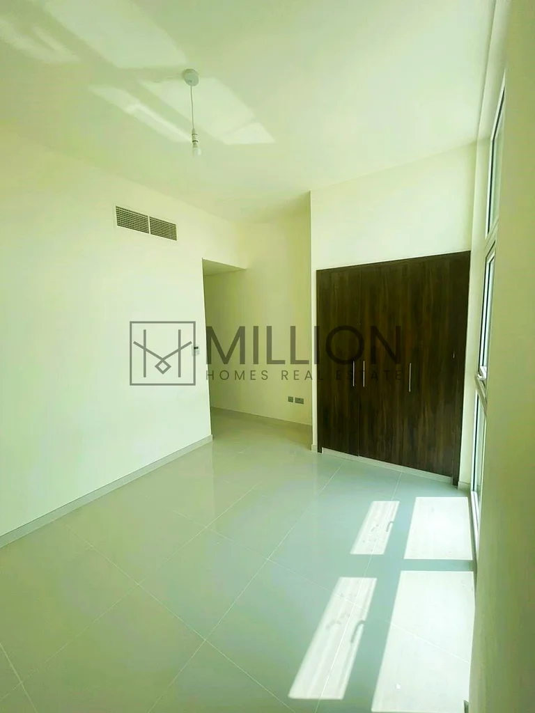 منزل رئيسي مكون من 3 غرف نوم مع غرفة خادمة | وحدة متقابلة63654981605762111