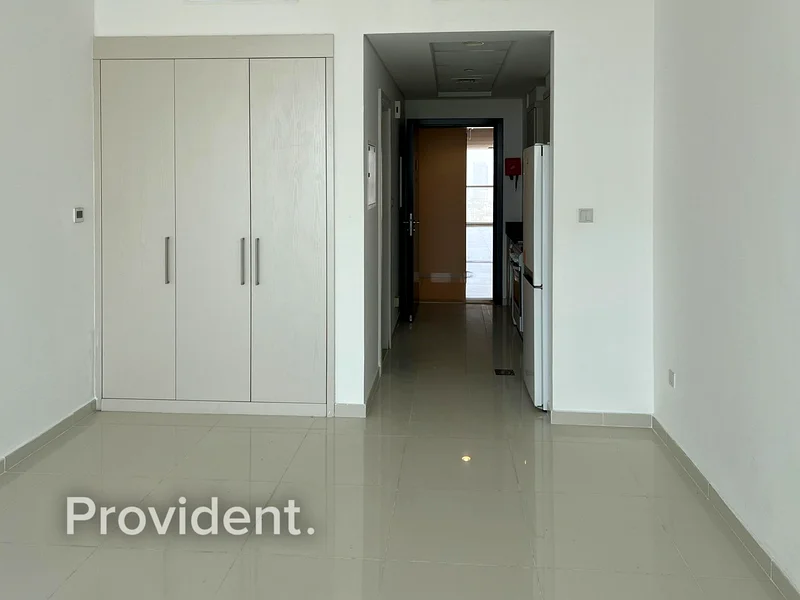شقة بتصميم استوديو في الطابق العالي مع إطلالة على ملعب الغولف | موقع متميز63738482433922114