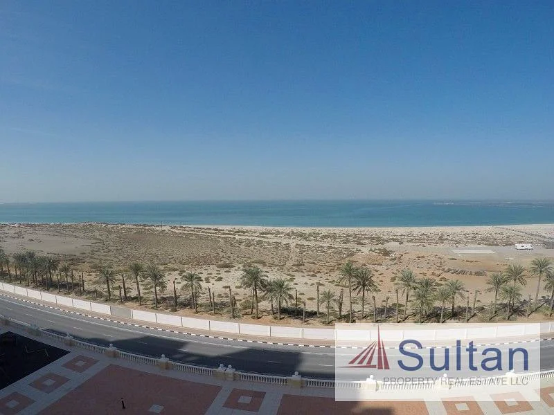 بحيرة جميلة/ بحر/مسبح مع إطلالة ووصول مباشر للشاطئ63860349519234110
