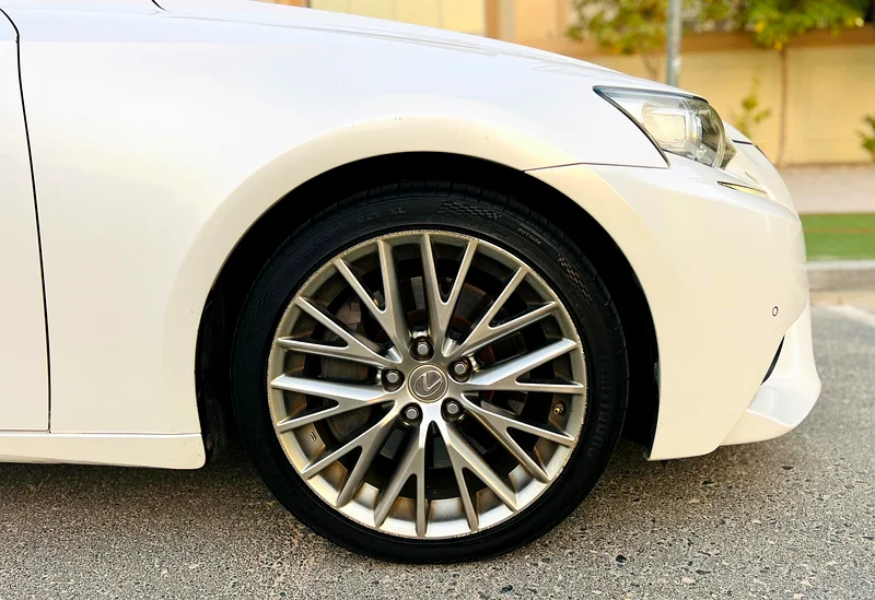 LEXUS IS 200t 2016 MODEL WHITE GCC SPECS original km original paint63612074508035112