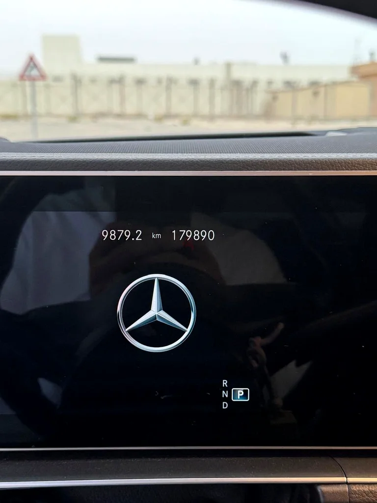 مرسيدس بنز GLE 450 من عام 2022 | أبيض لؤلؤي | مقصورة بنية فاخرة | 170,000 درهمًا63613462565633113