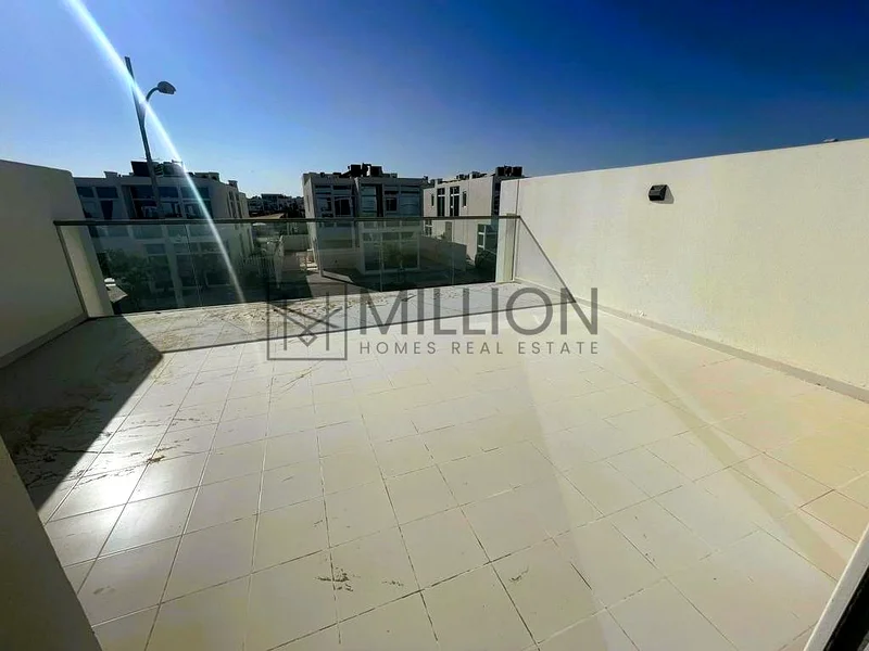 جانيوسيا | منزل بثلاث غرف نوم وحمامات داخلية مع غرفة خادمة | غير مفروش63741440055554112