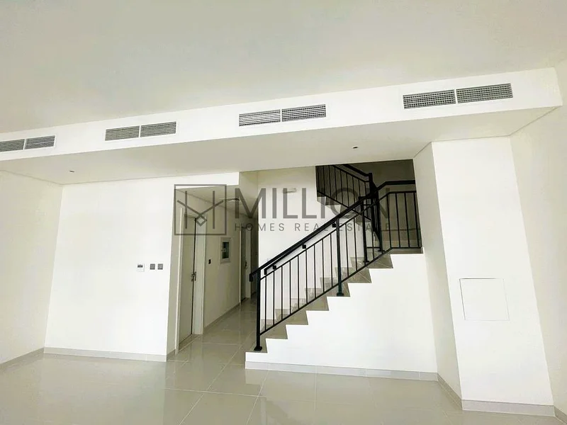 جانيوسيا | منزل بثلاث غرف نوم وحمامات داخلية مع غرفة خادمة | غير مفروش63741440055554111