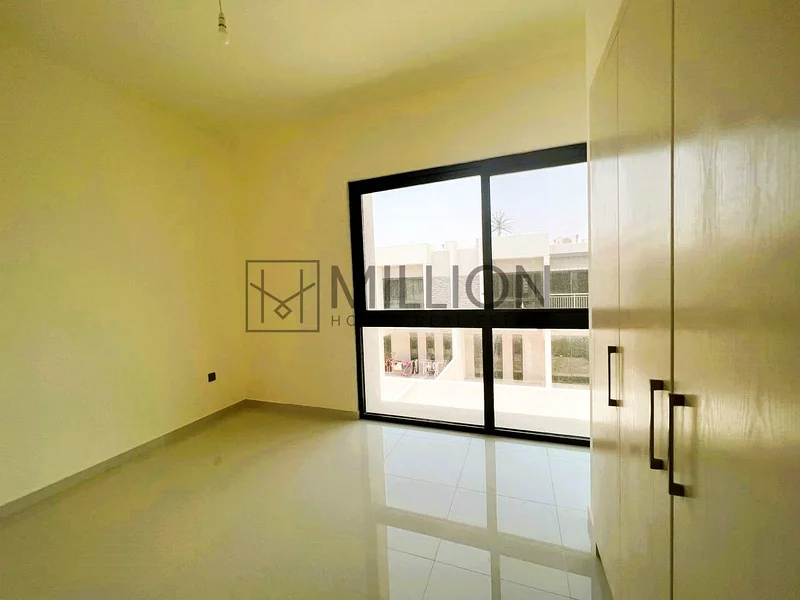جانيوسيا | منزل بثلاث غرف نوم وحمامات داخلية مع غرفة خادمة | غير مفروش63741440055554114