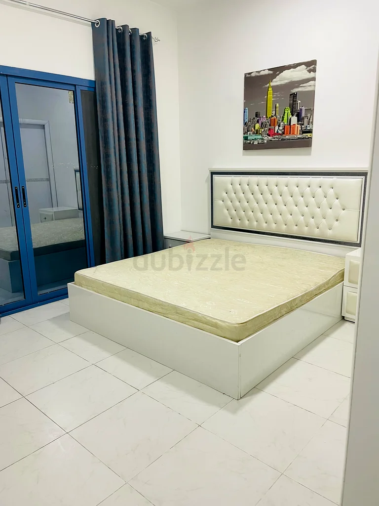 غرفة ماستر مؤثثة مع حمام وشرفة متوفرة مع جميع الفواتير63624879919490111