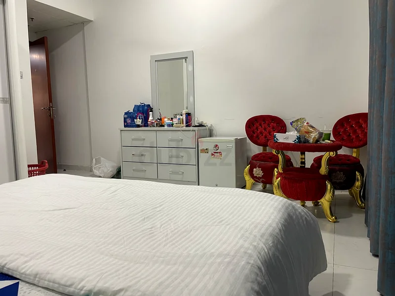 غرفة ماستر مؤثثة مع حمام وشرفة متوفرة مع جميع الفواتير63624879919490112