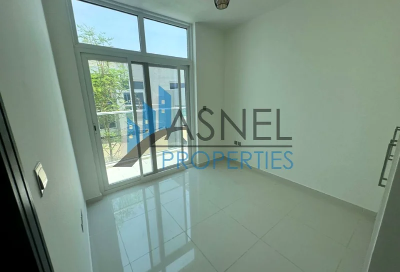 Spacious Corner Unit | Ready for Immediate Move-In63741058131843111