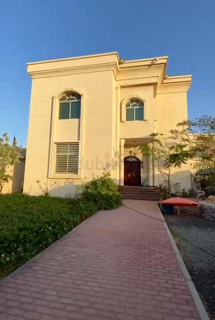 Huge 4 bedroom villa فيلا كبيره ٤ غرف نوم63858357746691111