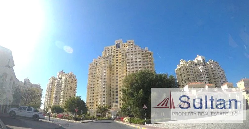 وحدة ركنية جميلة بإطلالة على البحر مكونة من غرفتي نوم في الطابق العالي63860349536129110