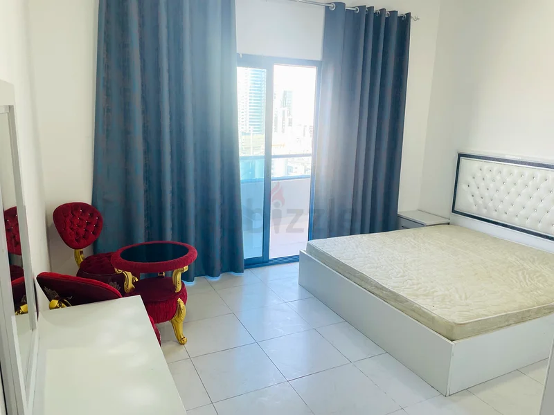 غرفة ماستر مؤثثة مع حمام وشرفة متوفرة مع جميع الفواتير63624879919490114
