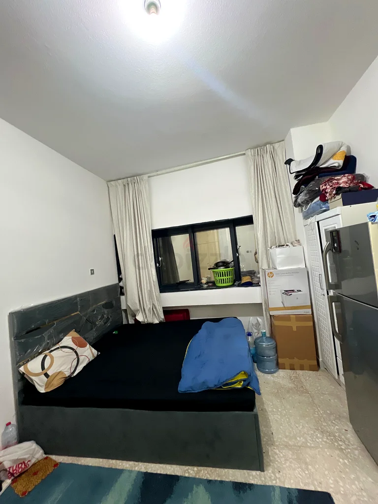 غرفة نوم رئيسية مفروشة بالكامل مع حمام داخلي للزوجين الهنديين أو السيدات العاملات63797301207681110
