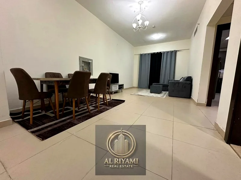 مساحة كبيرة، حمامان (غرفة نوم رئيسية) ومطبخ منفصل.63708677075458112