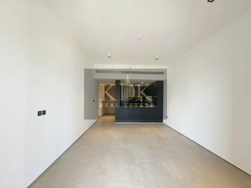 غرفة نوم كبيرة بمساحتين / غرفة غسيل منفصلة / ثلاجة مدمجة وموقد غاز63788965039746110