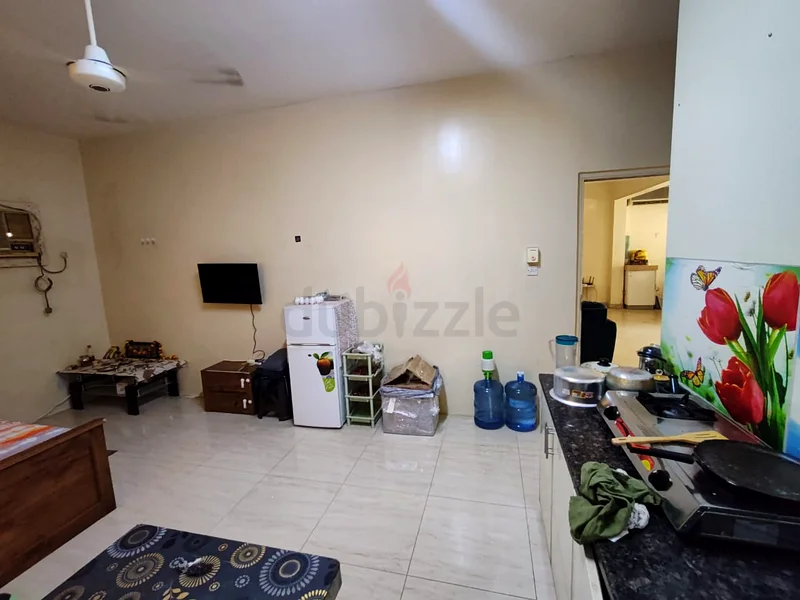 غرفة متاحة لأسرة هندية جنوبية في الرشيدية، دبي. تشمل الإيجار ديوا وواي فاي. المالك مباشرةً.63797600304643111