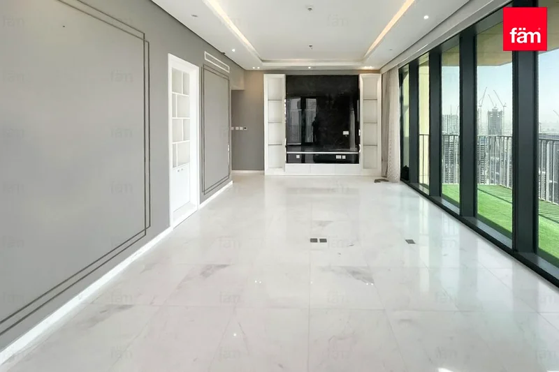 طابق عالي جداً | وحدة زاوية | مُحدثة63769347551746112