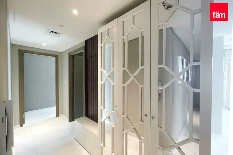 طابق عالي جداً | وحدة زاوية | مُحدثة63769347551746114