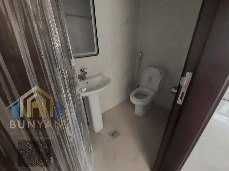 🔑 الرمز 230 | شقة فاخرة للإيجار السنوي في الجرف 3 - عجمان 🏢✨  📍 الموقع: تقع هذه الشقة الراقية في الجرف 3، عجمان، منطقة سكنية مميزة قريبة من المدارس، والمولات، ووسائل النقل العام. مثالية للعائلات التي تبحث عن الراحة، الراحة، والفخامة.63712870031106114