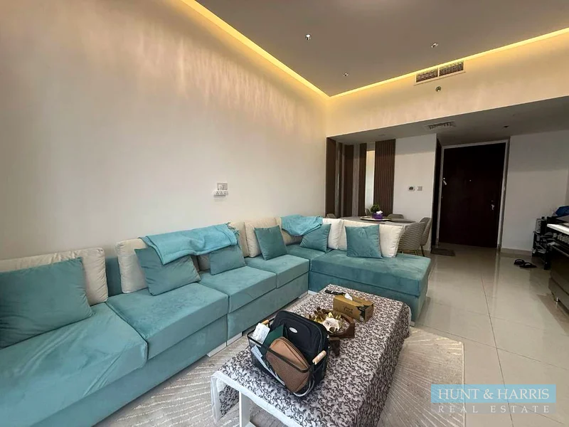شقة مكونة من غرفتي نوم ومُحدثة للبيع في قرية الحمرا - بإطلالة على البحر - مؤثثة63861479697282113