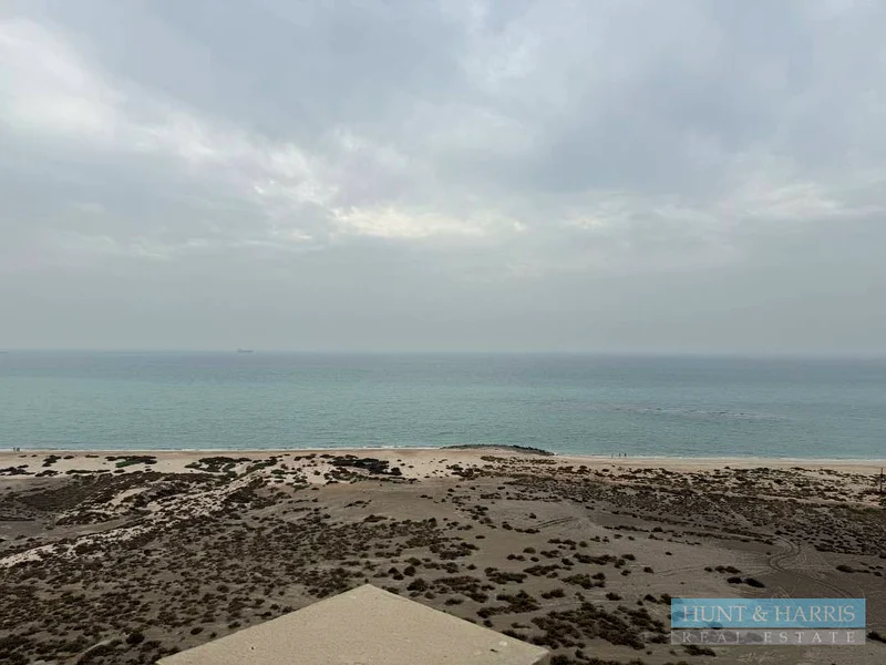 شقة مكونة من غرفتي نوم ومُحدثة للبيع في قرية الحمرا - بإطلالة على البحر - مؤثثة63861479697282110