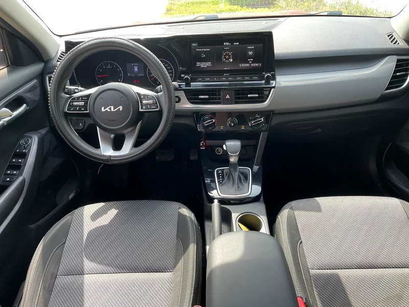 EX Sunroof - Under Warranty 8/2026 - Fully serviced at agency - CarPlay- Cameras - sensors63612077587713113