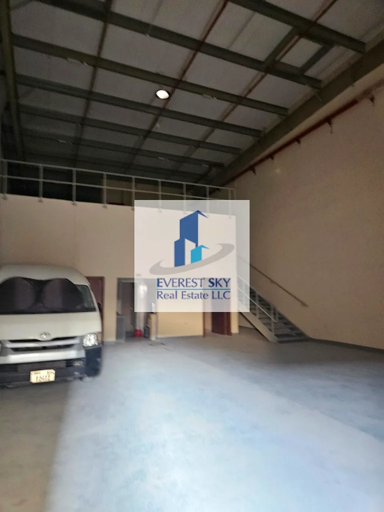 مستودع مع مكتبين، وغرفة طعام ومرحاض للإيجار العاجل !!63622899883010111