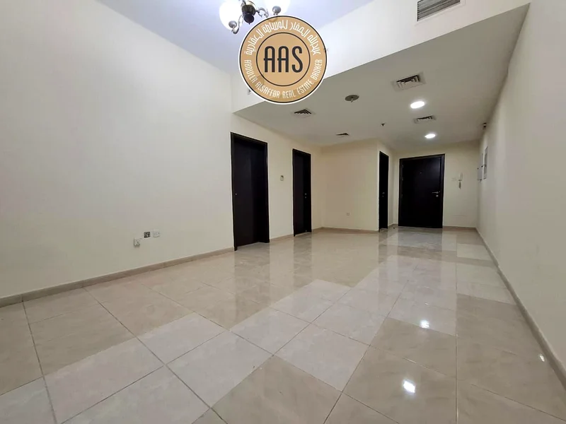 مقدمة موقف حافلات ضخم 1 غرفة نوم مع شرفة وخزائن63755028855554113