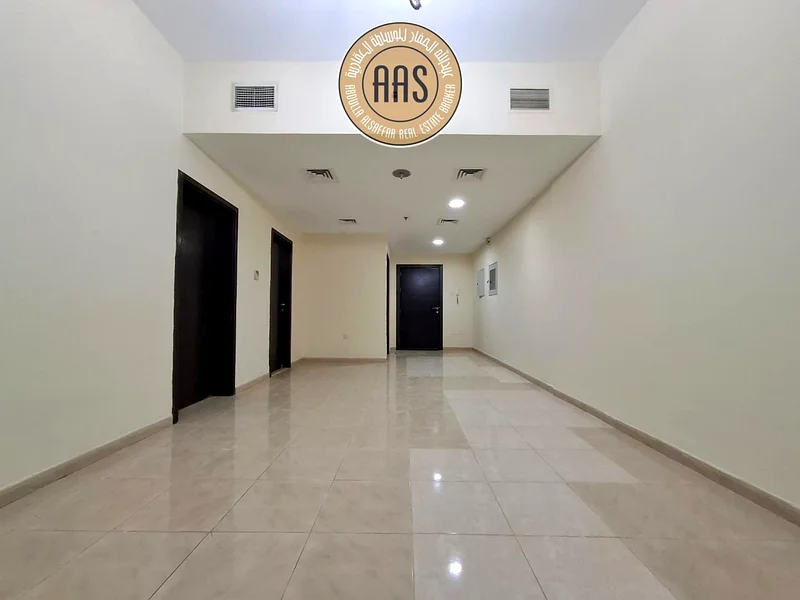 مقدمة موقف حافلات ضخم 1 غرفة نوم مع شرفة وخزائن63755028855554114