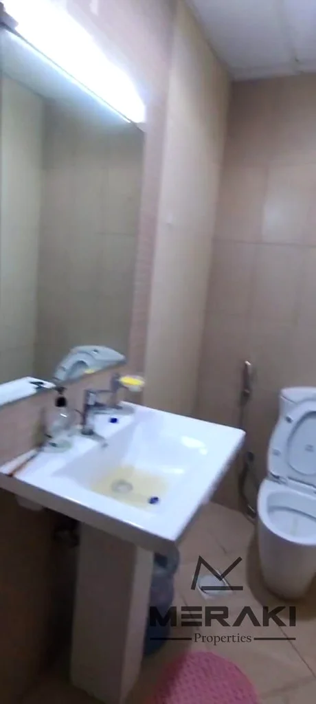 🏢 فرصة استثمارية – شقة من غرفتي نوم ماستر بإطلالة على البحر في قلب عجمان63866307128578111