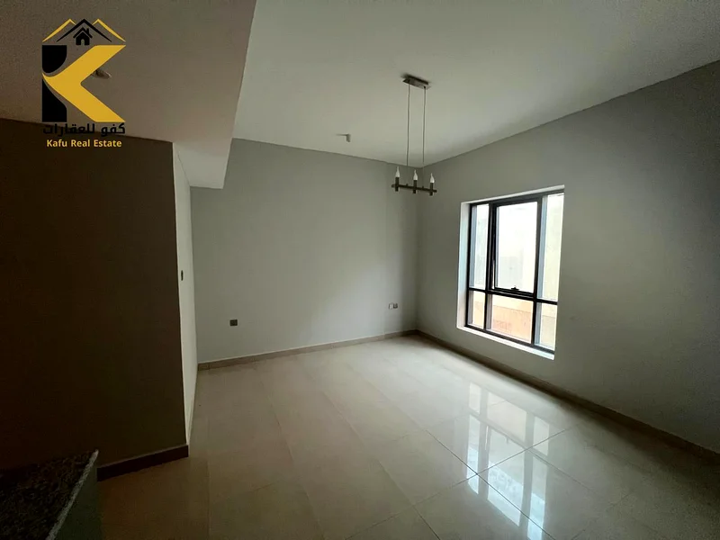 "Spacious studio, first tenant, with a semi-separate kitchen."63720685534977111