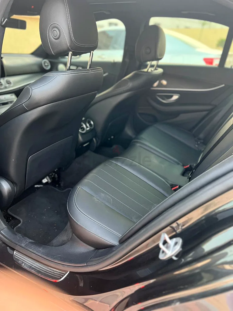 Experience luxury, performance, and elegance with this stunning black Mercedes-Benz E-Class 2022.63613135015683111