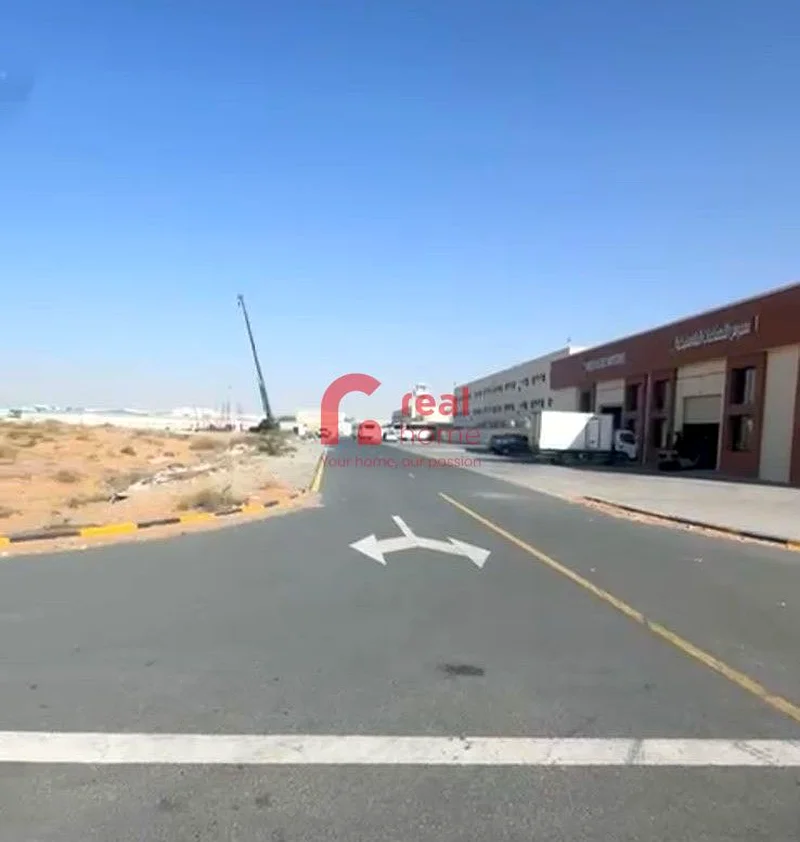 مبنى بارتفاع طابقين وأرضية سكن عمال متاحة للبيع63822517172097113
