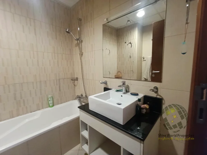 موقع مركزي قريب من الكورنيش، والمجمعات التجارية، والمدارس والمرافق العامة63889027867009114