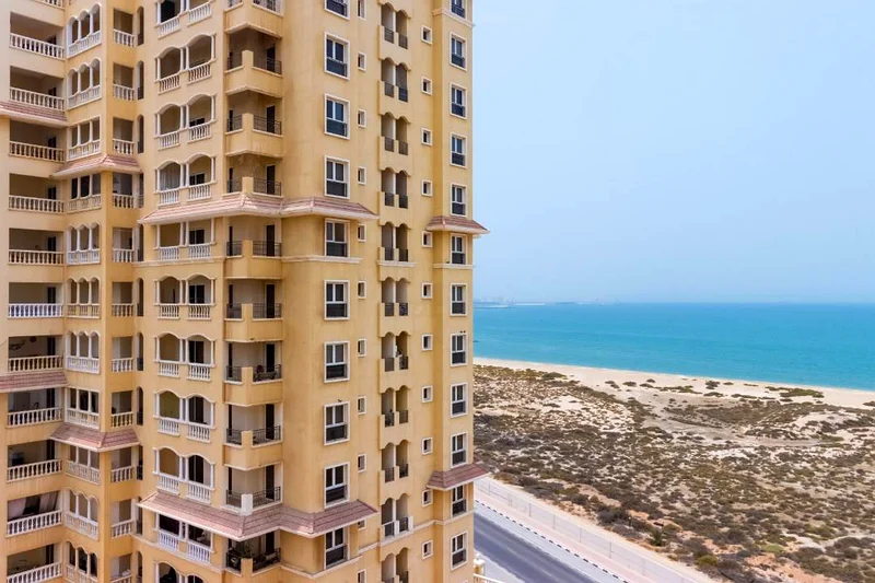 شقة بغرفتي نوم مع إطلالة على البحيرة - للبيع في قرية الحمراء، رأس الخيمة63861479890818110