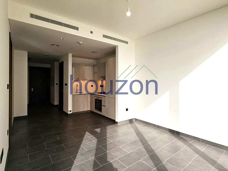 شقة جديدة بالكامل وواسعة بغرفة نوم واحدة | طابق عالي | شرفة63758547993987111