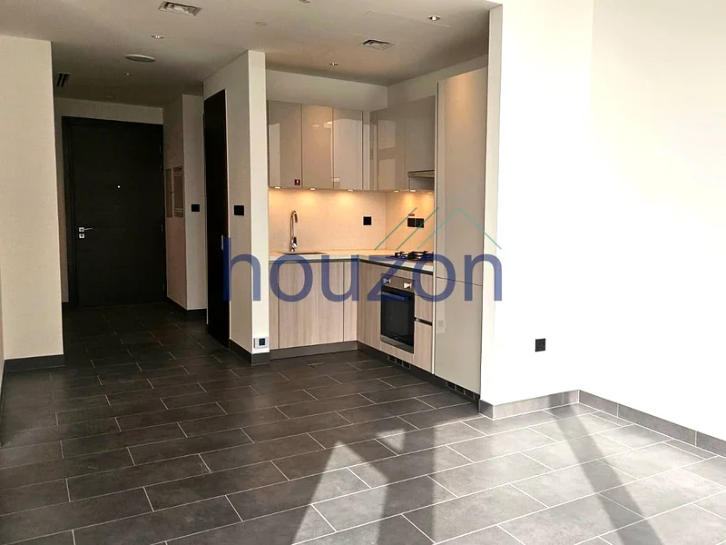 شقة جديدة بالكامل وواسعة بغرفة نوم واحدة | طابق عالي | شرفة63758547993987112