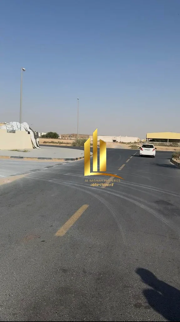 أرض جاهزة لبناء محلات تجارية في مدينة الساجعة الصناعية، مملوكة لجميع الجنسيات، في موقع ممتاز جداً، مع كهرباء ودفاع مدني63818717614595110