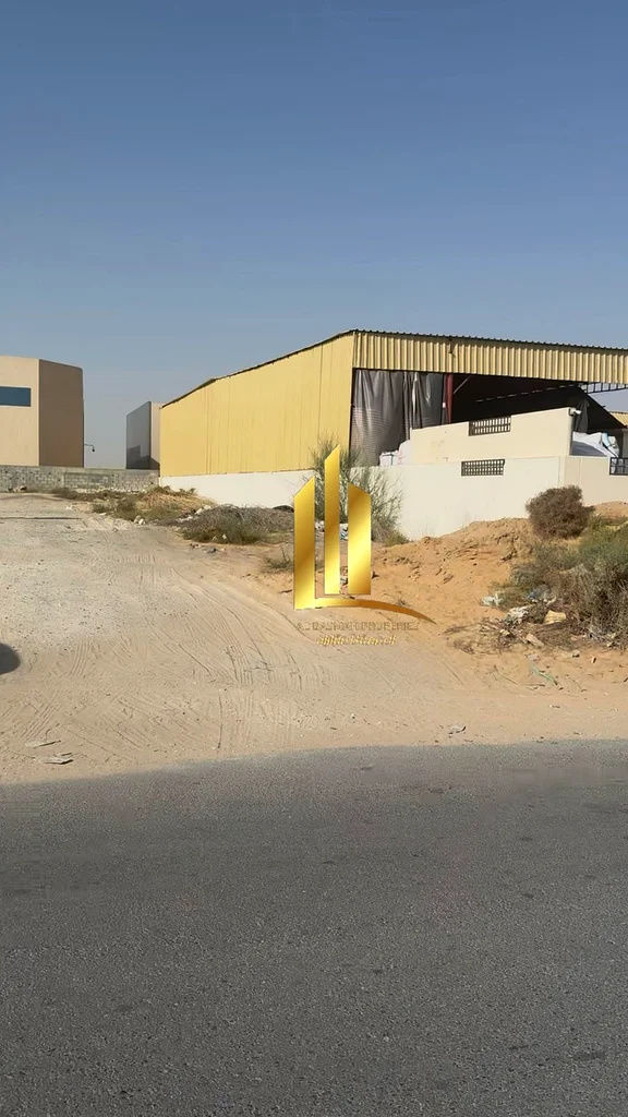 أرض جاهزة لبناء محلات تجارية في مدينة الساجعة الصناعية، مملوكة لجميع الجنسيات، في موقع ممتاز جداً، مع كهرباء ودفاع مدني63818717614595111