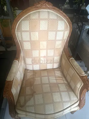Elegant Vintage Wooden Armchair - Perfect for Any Living Space