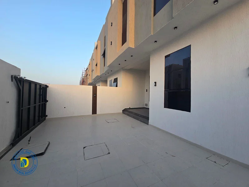 للبيع بسعر خاص، تاون هاوس من 4 غرف نوم مع سطح، متضمن رسوم التسجيل، في الهيليو 1، عجمان. تمويل بنكي وتملك حر63892239890435113
