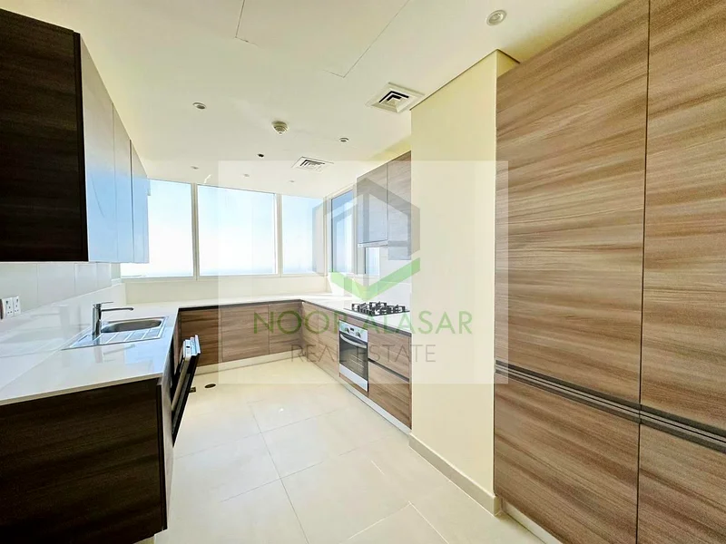 شقة باردة وواسعة مكونة من 3 غرف نوم وغرفة خادمة بالقرب من مترو وبها إطلالة مفتوحة63744985548035113