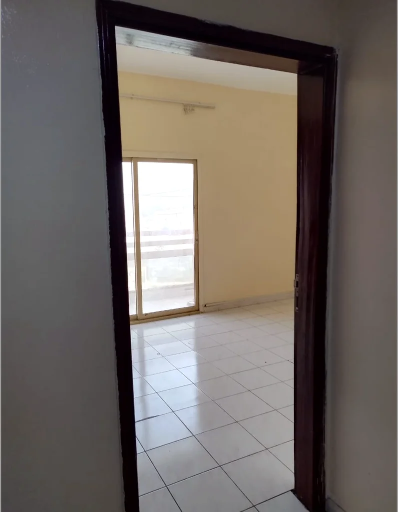 غرفة مشتركة واسعة غير مؤثثة مع شرفة63723652835714113