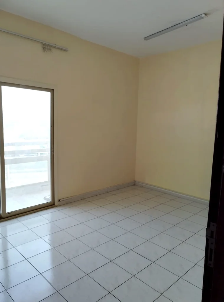 غرفة مشتركة واسعة غير مؤثثة مع شرفة63723652835714112